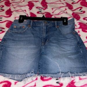 Women’s Gap denim 5” short mid rise shorts